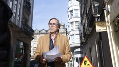 El concejal del PP Quique Rozas junto a una c�mara de control de acceso en la R�a Progreso