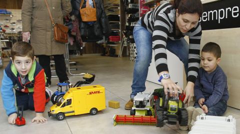 Xoel y Brais juegan en la tienda de la madre del segundo. 