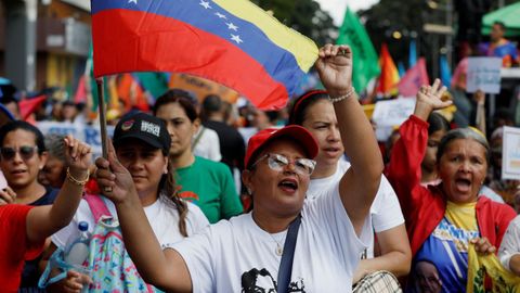 Simpatizantes marchan pidiendo la liberaci&oacute;n del derrocado presidente de Venezuela, Nicol&aacute;s Maduro.
