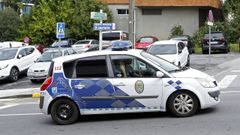 Imagen de un coche de la Polic�a Local rianxeira circulando por el municipio.