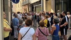 El investigador de la historia local Felipe Aira (a la izquierda, con camisa blanca) dirige los recorridos guiados por el casco hist�rico de Monforte