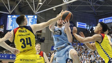 Matas Jogela penetra a canasta en el Breog�n-Andorra de la temporada 2023/2024