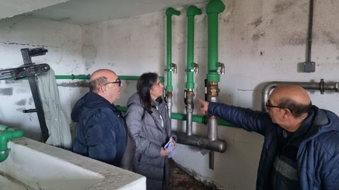 El director de Educaci�n comprob� que las tuber�as del IES de Beade son pl�sticas.