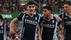 Trilli, celebrando su gol contra el Racing de Santander junto a Jacobo Gonz&aacute;lez (medio) y Dani Requena (derecha).