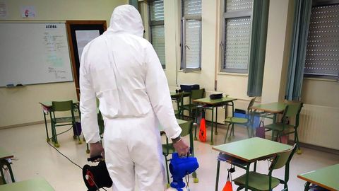 Un operario de Emulsa, en el interior de un aula
