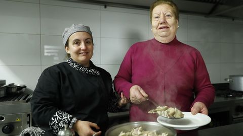 Mar�a Jos� V�zquez Blanco y su madre, Rosa Blanco, con el plato t�pico de orejas que dio nombre a su restaurante en Bande