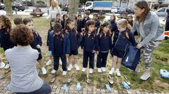 Los ni�os del colegio San Francisco plantan un �rbol en la plaza de�Espa�a