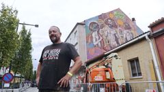 Toni Espinar con sus Meninas que homenajean a 'La fragua de Vulcano' y a 'Mars Attacks!'