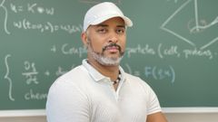 René Fábregas, matemático de la Universidad de Granada que ha participado en un estudio internacional que ha descubierto que el agua puede convertirse en un superconductor y en un superalmacén de energía