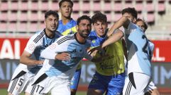 El defensa Pablo Crespo, el primero por la izquierda.