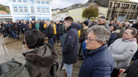 Vecinos y representantes tanto pol�ticos como del sector pesquero, ante la Cofrad�a de Pescadores de Celeiro