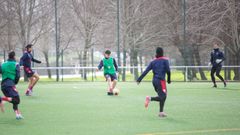 Diego G�mez, con el bal�n, durante un entrenamiento en A Xunqueira
