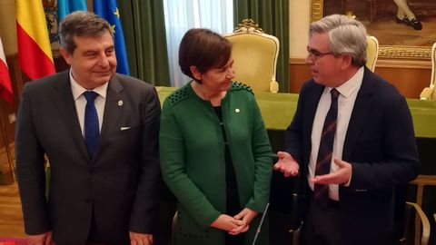 Mariano Mar�n, a la derecha, junto a Carmen Moriy�n y Esteban Aparicio antes de la reuni�n de la Junta Local de Seguridad