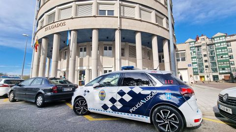 Foto de archivo de un coche patrulla de la Polic�a Local de Pontevedra en los juzgados de A Parda