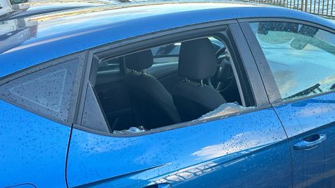 Uno de los coches dañados