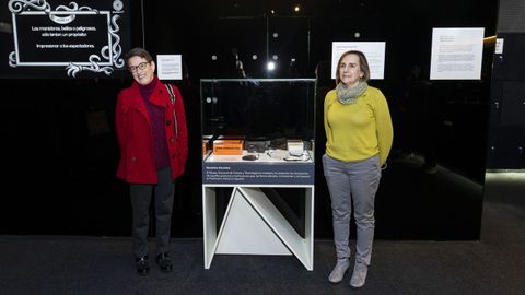 María José Díez, donadora del aparato, junto a Marina Martínez de Marañón, directora del Muncyt