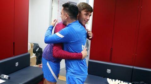 Nico saludando a Xavi en su primer da como entrenador del FC Barcelona en el 2021