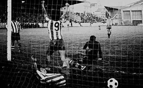 Castro marc� el 2-1 definitivo. Antes hab�an anotado Hidalgo para el Lugo y N��ez, de penalti, para el D�por.