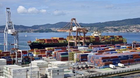 Imagen de archivo de un carguero en los muelles de la terminal de contenedores de Vigo.
