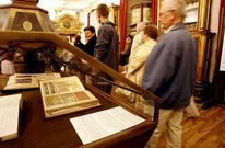 Visitantes a la catedral de Santiago observan un facs�mil del C�dice Calixtino.