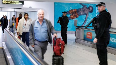 La polica vigilando el acceso de pasajeros en el aeropuerto de Gatwick, en Londrs, el pasado da 22, cuando se produjo la alerta