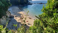 PLAYA DE MORAZ�N (SADA). Ubicada en Fontan, es una peque�a playa natural y vecinal. Sus accesos son complicados. Imposible ir en coche. De aguas calmadas, es otro para�so de la zona ideal para los que buscan arenales v�rgenes.