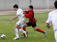 Un futbolista del Club Lemos, a la izquierda, trata de controlar el bal�n en A Pinguela.