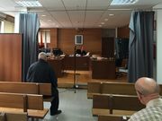 Imagen del acusado en el primer banco del juzgado. 