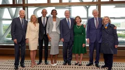 Los expresidentes de EE.UU. Biden, Obama, Bush y Clinton, con sus mujeres, en la inauguraci�n del Centro Presidencial Obama de Chicago
