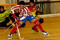 El cercedense Jos� Ram�n, presionado por Aleix Prins y ante la mirada del meta Ferr�n.