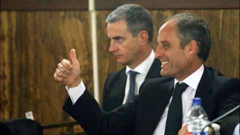 Ricardo Costa y el expresidente Camps, durante la lectura del fallo de la causa de los trajes del caso Grtel en el 2012