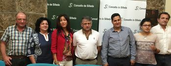 El nuevo gobierno de Silleda presentado ayer con funciones definidas, de izquierda a derecha: Jes�s Taboada L�zara, Pilar Pe�n Iglesias, Ana Luisa Gonz�lez Costa, el alcalde Manuel Cu��a Fern�ndez, Klaus Brey Monta�a,  Mar�a Jose Fern�ndez Rodr�guez y Luis Rodr�guez V�zquez.
