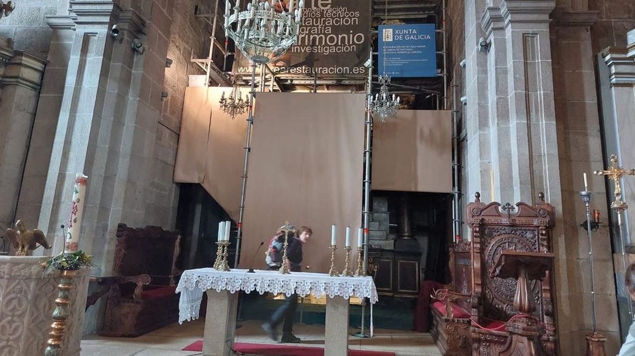 La restauración del retablo de la iglesia de Padrón durará seis meses