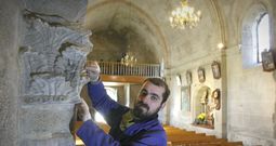 Xabier Berm�dez es el encargado de restaurar los dos capiteles tardorromanos de la iglesia de Sete Coros, en Valga. 
