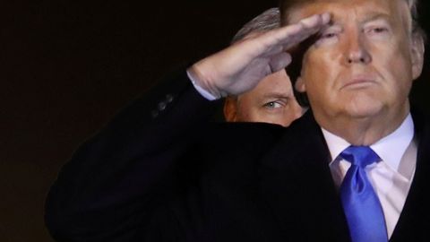 Trump y el asesor de Seguridad Nacional, Robert O�Brien, en la recepci�n de los f�retros de dos soldados muertos en Afganistan