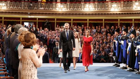 Los reyes Felipe y Letizia, junto a la princesa Leonor y la infanta Sofa (2d), a su llegada a la ceremonia de entrega de los Premios Princesa de Asturias 2019 que se celebra este viernes en el Teatro Campoamor de Oviedo