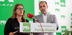 Raquel Recio en una imagen de archivo de un acto con un compa�ero de partido