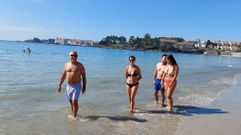 Una familia portuguesa de Vilanova de Gaia, en Silgar, Sanxenxo, aprovechando el puente del D�a de la Rep�blica