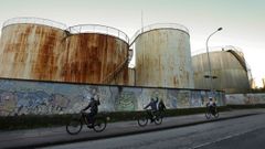 El Bloque considera que la pol�mica sobre las dimensiones de los dep�sitos, que alcanzar�n 27 metros de altura, es una cortina de humo frente al verdadero problema: el almacenamiento de bituminosos en ellos