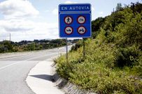 La maleza invade buena parte del tramo de la autov�a.