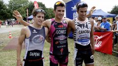 G�mez Noya, flanqueado por Pablo Dapena (i) y Brais Canosa (d), segundo y tercero en Caranza
