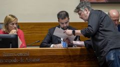 El diputado por Iniciativa por Asturias Xavier Vegas (d) charla con miembros de la mesa, entre ellos, la presidenta de la comisin, Covadonga Tom (i),  en el que la comisin parlamentaria de investigacin del accidente de la mina de Cerredo, en el que el pasado 31 de marzo perdieron la vida cinco trabajadores a causa de una explosin, da inicio a las comparecencias informativas con varios agentes del Medio Rural