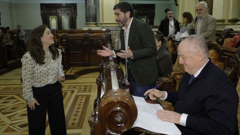 In�s Rey, saludando a los populares, encabezados por Miguel Lorenzo (derecha), antes del pleno extraordinario celebrado por la renuncia de A Coru�a al Mundial 2030.