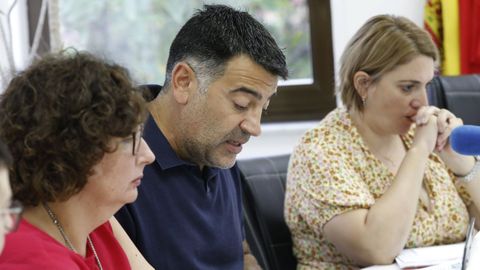 Foto de archivo de Javier Jorge Castieira, portavoz municipal del PP focense, en el centro de la imagen