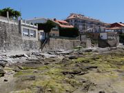 La marea baja deja al descubierto un pedregal en Carabuxeira. 