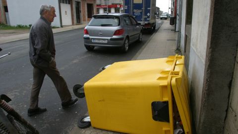 Imagen de archivo de un contenedor amarillo tirado por el viento en Vila de Cruces