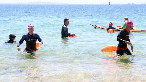 Llegada de participantes en la traves�a a nado  Arousaman que nadan por el da�o cerebral adquirido DCA