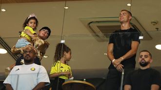 Georgina Rodr�guez y Cristiano Ronaldo, en el palco del Al-Nassr, junto a sus hijas Alana Martina y Bella Esmeralda