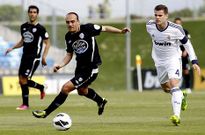 Iv�n P�rez, ante el bal�n, en el partido del pasado s�bado contra el Castilla en Valdebebas.