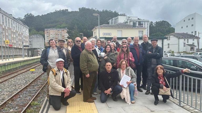 Foto de grupo dos arquitectos participantes tomada na estaci�n de tren de Viveiro